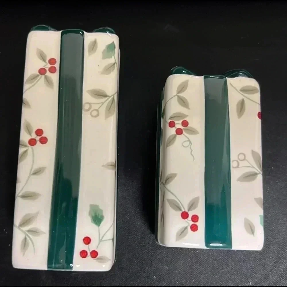 PFALTZGRAFF Winterberry Christmas Present Bow SALT & PEPPER SHAKERS‎ NIB